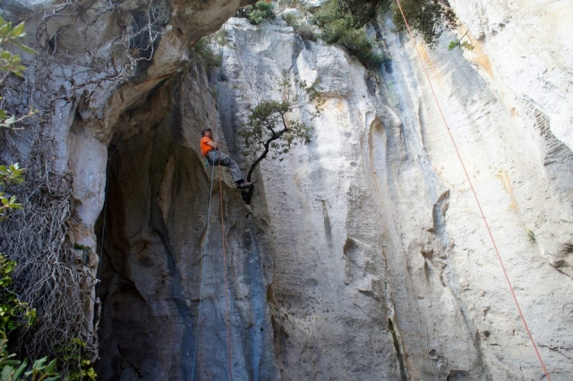  Descente dans la grotte 